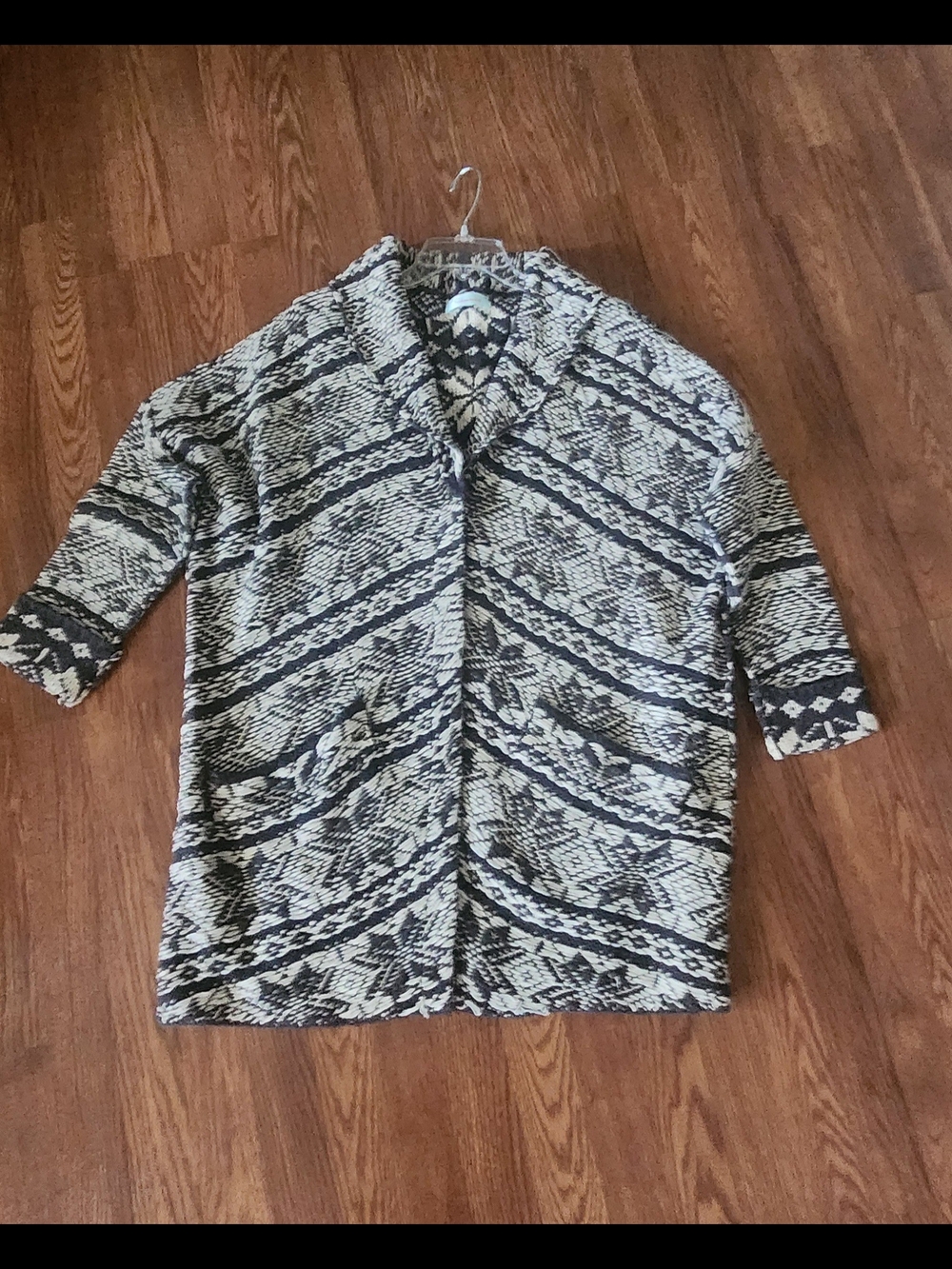 Gray & White Patterned Women’s Sweater Coat
